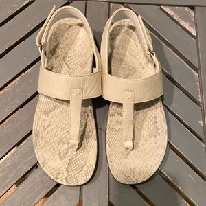 Vionic Women’s off white womens sandals size 8.5